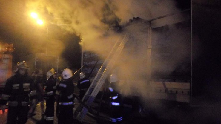 На трассе Киев-Чоп загорелся грузовик
