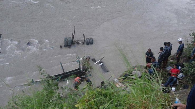 В Непале автобус упал в реку, 21 человек погибли. Фото: The Himalayan