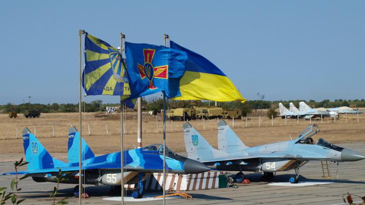 Порошенко и Гройсман поздравили украинских летчиков с днем авиации 