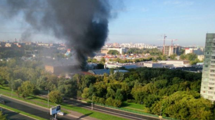 В Москве сгорел склад
