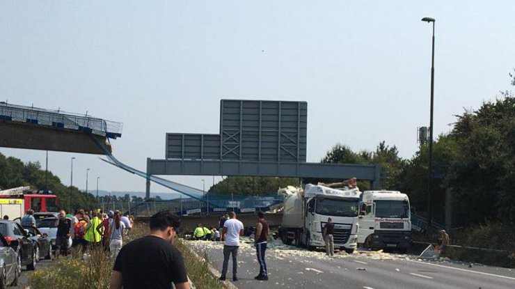 В Великобритании пешеходный мост рухнул на проезжую часть 