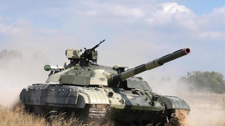В Крыму вдоль пляжей двигаются танки 