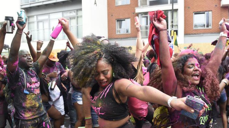 В Лондоне карнавал закончился массовой дракой 