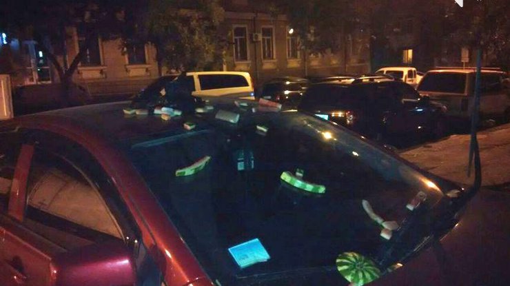 В Одессе жители закидали авто арбузами за неправильную парковку. Фото: 048.ua