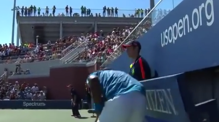 На теннисиста во время матча упало табло / Фото: кадр из видео