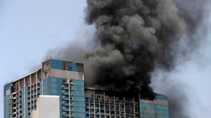 В центре Абу-Даби горит небоскреб