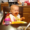 Малыш с невероятно заразительным смехом покорил интернет (видео)