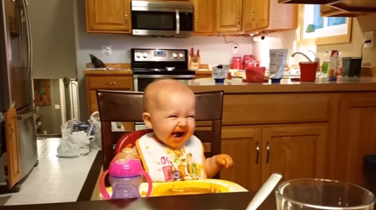 Ребенка с невероятно заразительным смехом 