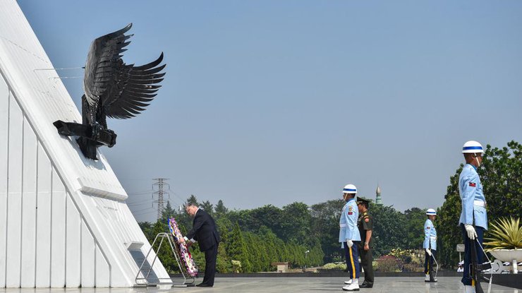 Порошенко с супругой почтили память национальных героев "Калибата"