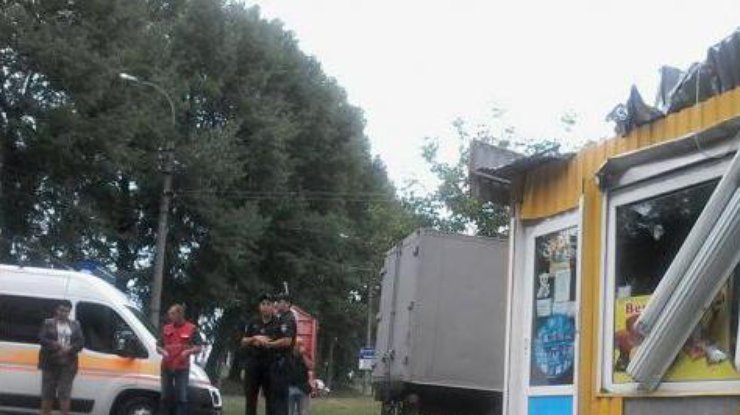В Хмельницком грузовик протаранил киоск и 4 авто. Фото: УНН