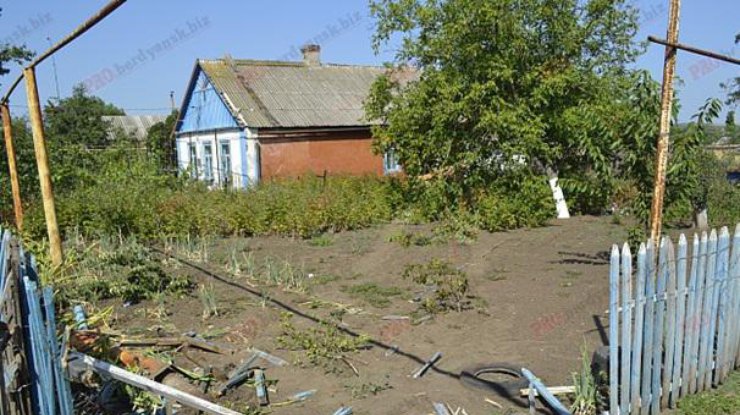 В Запорожской области броневик протаранил жилой дом