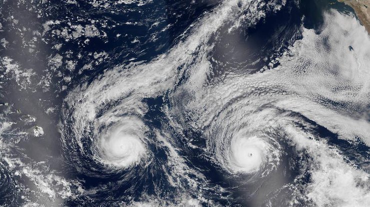 МКС показала фантастические кадры ураганов из космоса