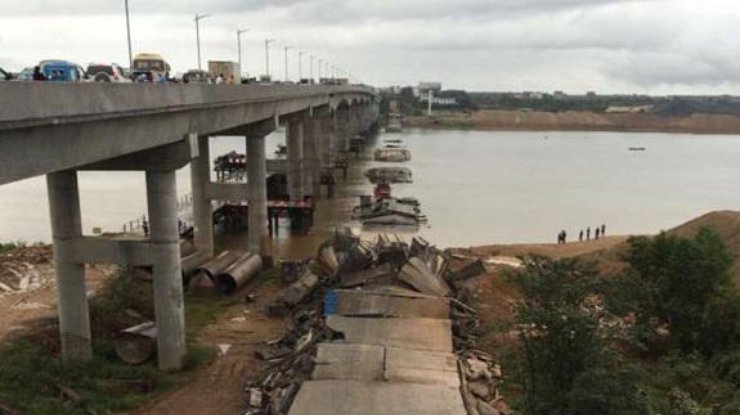 В Китае обрушился мост, под завалами оказались несколько авто. Фото: twitter.com/cctvnews