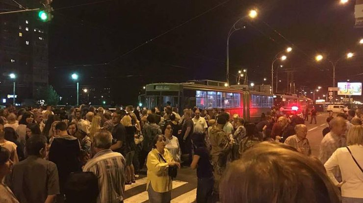 В Киеве у метро "Героев Днепра" разгорелся массовый протест