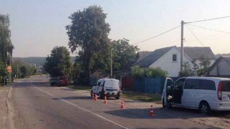 В Киевской области под колеса авто попали двое детей
