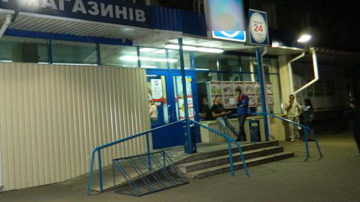 В Киеве возле супермаркета парень жесткого убил пенсионера 