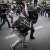 В Париже полиция разогнала протестующих слезоточивым газом и гранатами