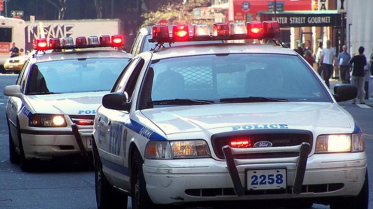 В Нью-Йорке неизвестный с ножом напал на полицейского