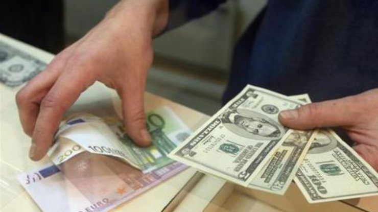Курс доллара стремительно падает на "черном рынке" Украины