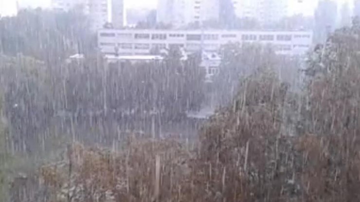 Харьков засыпало мокрым снегом с градом / Фото: кадр из видео 