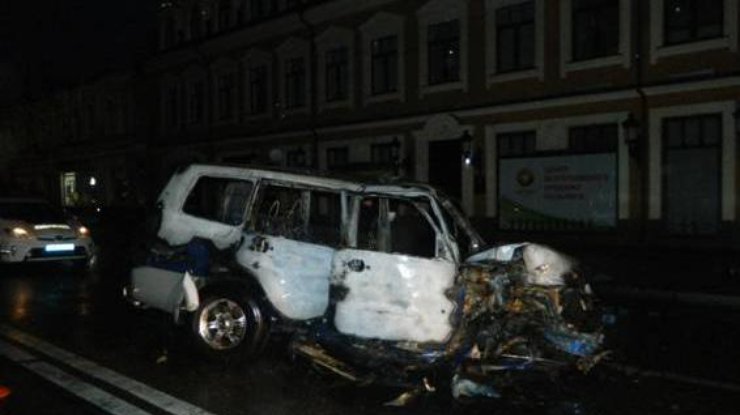 В Киеве пьяный сотрудник СТО въехал в электроопору на авто клиента