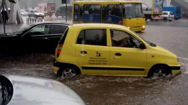 В Тбилиси проливной дождь затопил улицы 