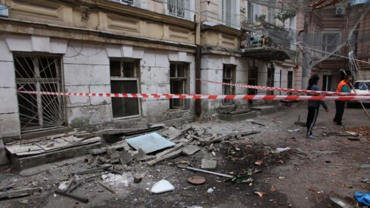В Одессе на асфальт рухнул балкон с женщиной. Фото: Думская