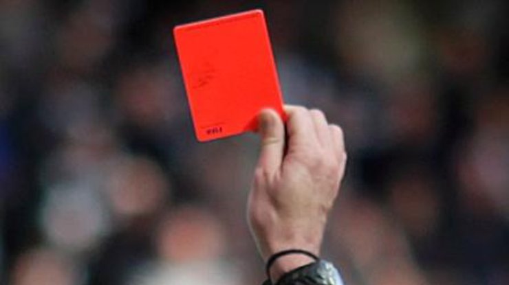 Футболист подрался с судьей из-за красной карточки 