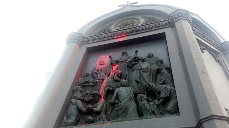 В Киеве вандалы испортили памятник Владимиру Великому