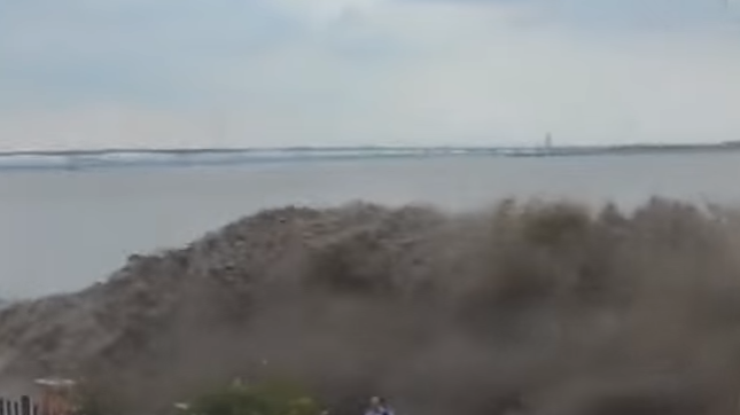В Китае приливная волна накрыла несколько десятков человек на набережной