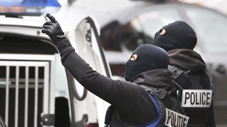 В Париже мужчина открыл стрельбу возле супермаркета, есть жертвы 