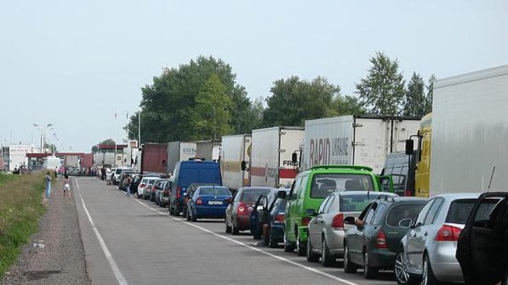 В Польше образовались нескончаемые автомобильные очереди