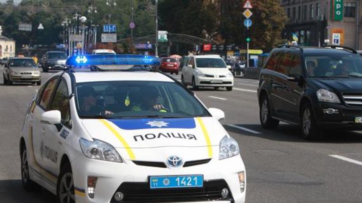 В Харькове трое парней напали на полицейского