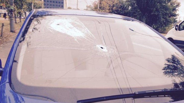 В Киеве на ходу арматура разбила лобовое стекло