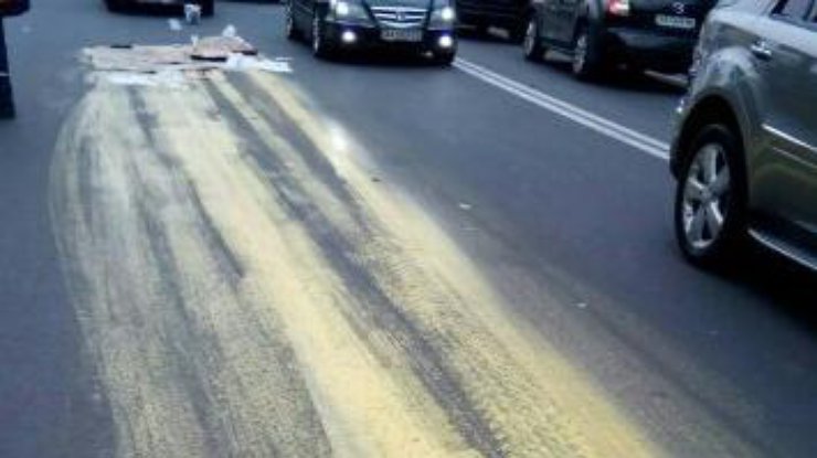 В Киеве водитель случайно залил дорогу желтой краской 