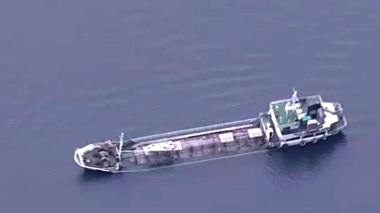 судно длиной 50 метров накренилось и частично ушло под воду
