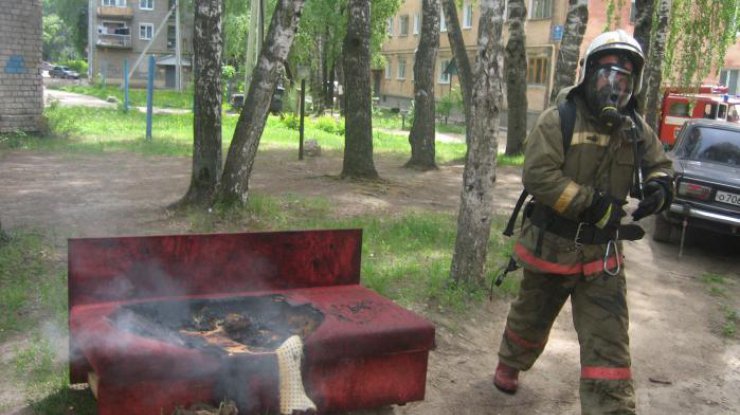 В Киеве житель Оболони чуть не сгорел вместе с диваном / Фото: из открытых источников 