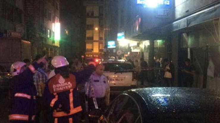Взрыв в Стамбуле: ранены 4 человека (фото Hurriet)