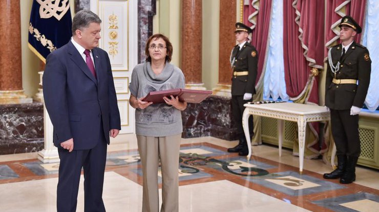 Петр Порошенко вручает награды матерям 