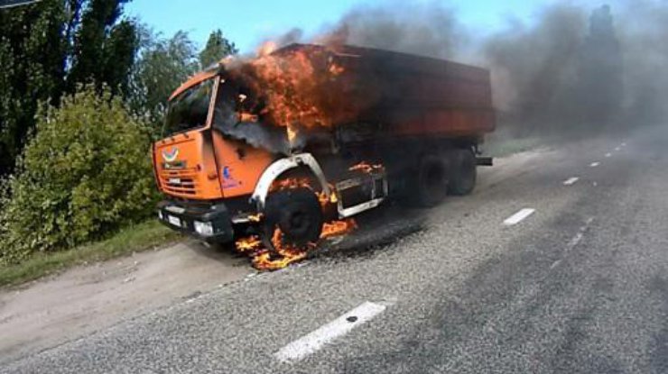 В Киевской области на ходу загорелся грузовик
