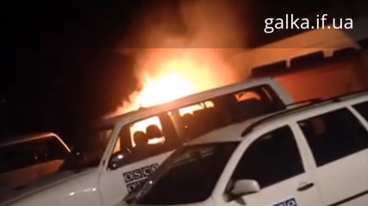 В Ивано-Франковске мужчина поджог автомобиль ОБСЕ. Фото: кадр из видео
