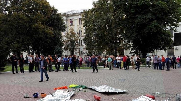"Азов" заблокировал офис "Киевгорстроя", взрываются дымовые шашки