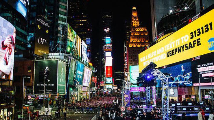 Около миллиона людей встретили Новый год на Таймс-сквер в Нью-Йорке