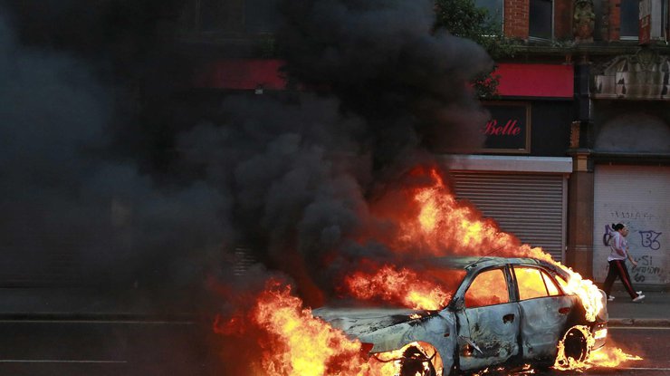 Во Франции в новогоднюю ночь сожгли 25 автомобилей 