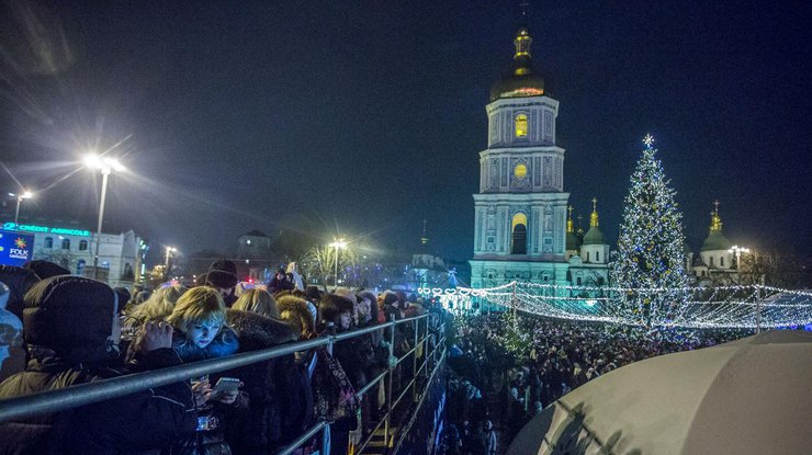Жители столицы отмечали праздник с фейерверками