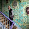В Киеве пенсионер превратил подъезд в роскошный дворец (фото)