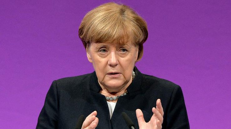 Меркель призвала ускорить депортацию беженцев после атаки в Берлине