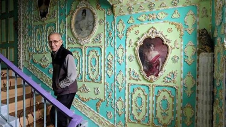 В Киеве пенсионер превратил подъезд в роскошный дворец