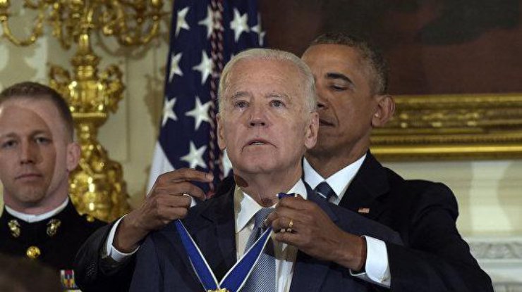 Обама наградил Байдена высшей наградой США