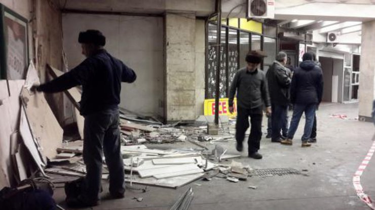 В Киеве продолжают массово сносить киоски у метро